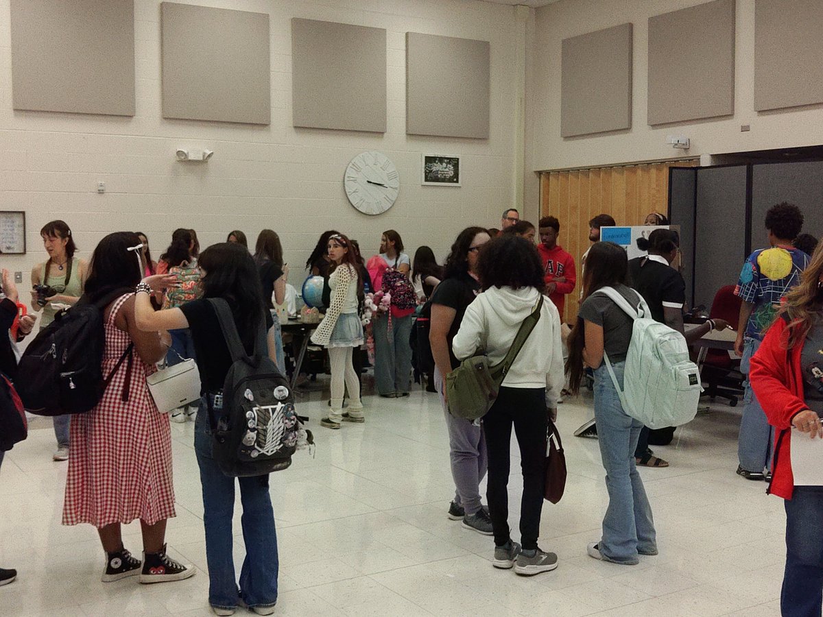 It's getting packed in here.