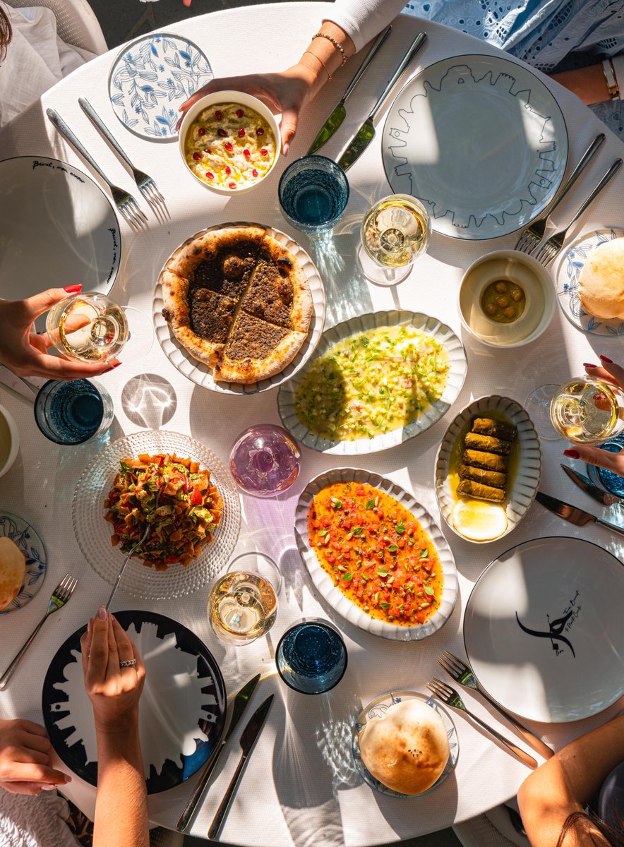 Le restaurant Em Sherif est l’une des plus belles adresses estivales de Monte-Carlo, et l’une des plus secrètes, nichée au cœur de l’Hôtel de Paris Monte-Carlo, dans un jardin méditerranéen qui surplombe la mer. Je vous invite à découvrir ou re-découvrir ce restaurant d’exception