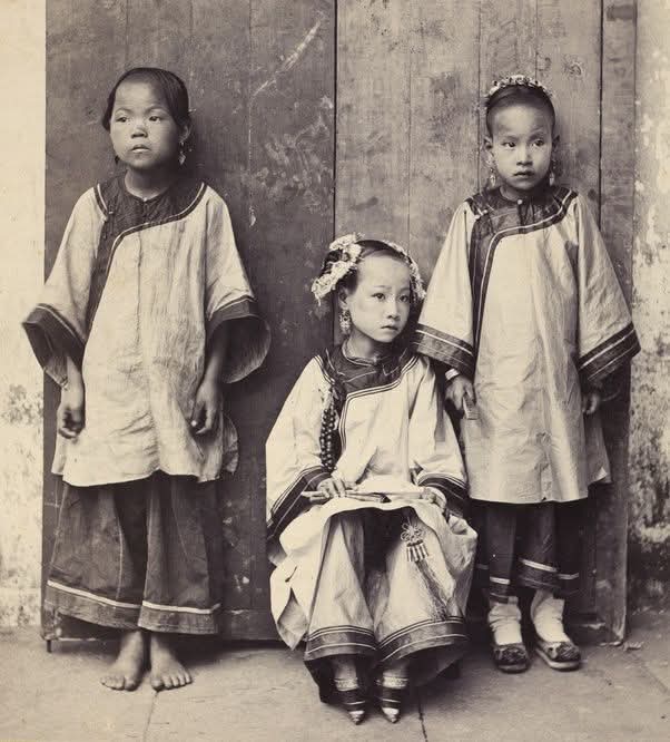 histories_arch's tweet photo. This powerful photograph captures more than just three young girls—it reveals a vivid snapshot of early 20th-century Chinese society amid profound change. Each child embodies a distinct social reality and cultural path that reflect the tensions and transformations of the era. Their differences tell a story of tradition, oppression, and emerging modernity all intertwined in a single moment frozen in time.

On the left, the barefoot servant girl symbolizes the working class, where children often faced harsh labor from an early age with little hope of escape. Her bare feet speak of poverty and hardship, a life grounded in servitude. In the center, the girl with bound feet represents the painful legacy of the “golden lotus” tradition—a cruel practice that deformed young girls’ feet to meet ideals of beauty and femininity, highlighting the oppressive customs imposed on women. On the right, the Christian girl with unbound feet stands as a symbol of Western influence and the gradual challenge to age-old practices, embracing new values and freedoms.

Together, the three girls embody the clash between ancestral culture, social inequality, and the slow emergence of modern ideas that began reshaping China. This single photograph eloquently captures the complexity of a society at a crossroads—where centuries of tradition confront the winds of change. It is a rare image that speaks volumes, telling a story far deeper than words alone could convey.

© Historical Photos

#archaeohistories