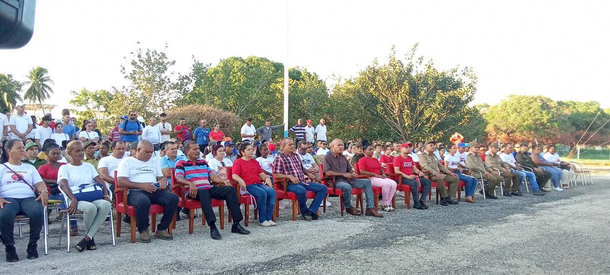 La genialidad de Fidel derrotó la conspiración yanqui-batistiano-trujillista. A 66 años de estos sucesos, una representación de trinitarios rinde tributo a sus héroes y de manera especial al Comandante #FidelCastro. 

 #ANAPCuba @felixDuarte @deivyPerez
