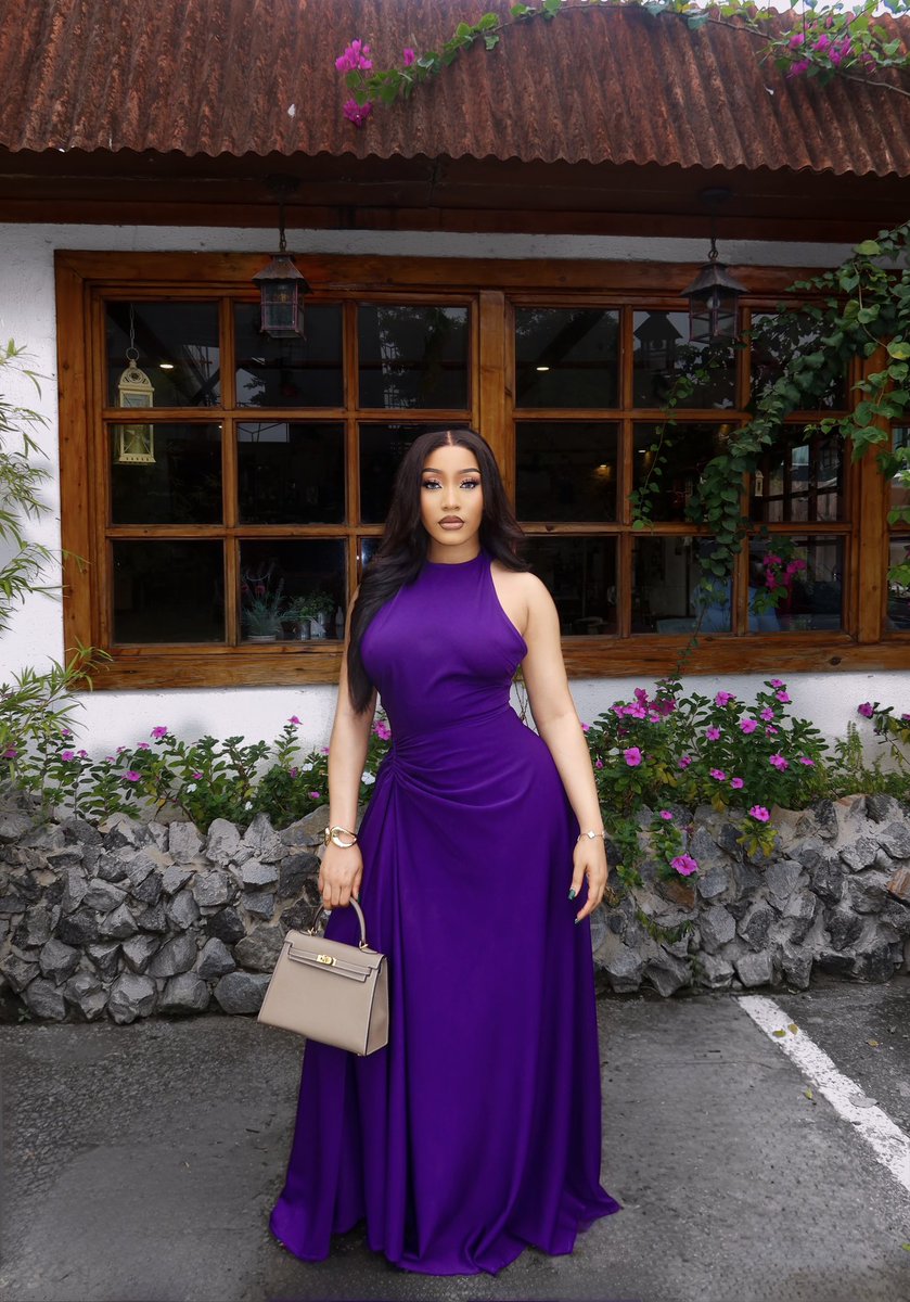 𝘠𝘷𝘰𝘯𝘯𝘦 tweet media