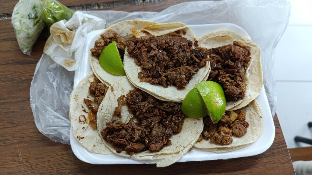 Y así es como le presumo mis taquitos a @metal_ikaros 🫶💜 todo porque no es de México, también presumiendo la horchata
Aproveché que sali a comer de los estudios y ahí se ve bien rico los tacos 💜☝🏻