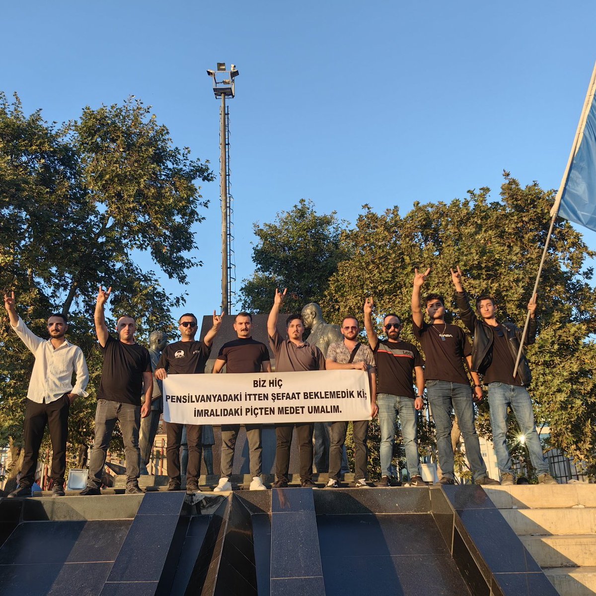 Bir grup vatanseverin Kadıköy Atatürk heykelinde açtığı pankart: