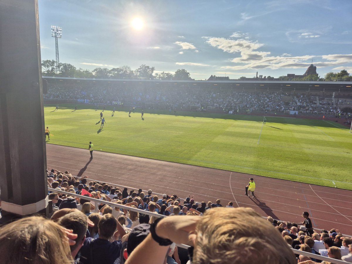 Underbar dag med en usel första halvlek. Vill spelarna utanför truppen normalt ens vara med?