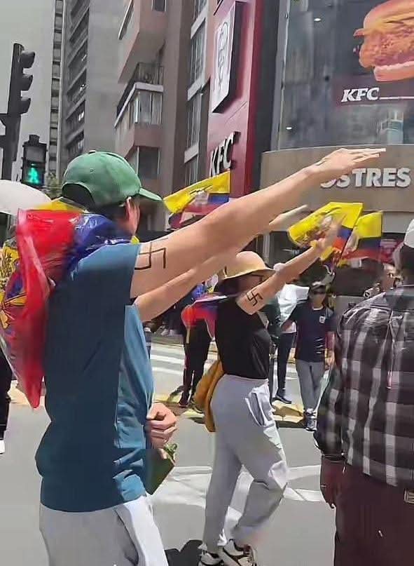 593Magui's tweet photo. En  esas pequeñas mentes que ustedes ven  ahí... hay CERO  educación, conocimiento y empatia. 

Sin importar de que "bando" son... de esa gente estamos rodeados. LASTIMOSAMENTE

#marcha o  #contramarcha me da igual... gente de mier🤬 https://t.co/6OVkJXkpky