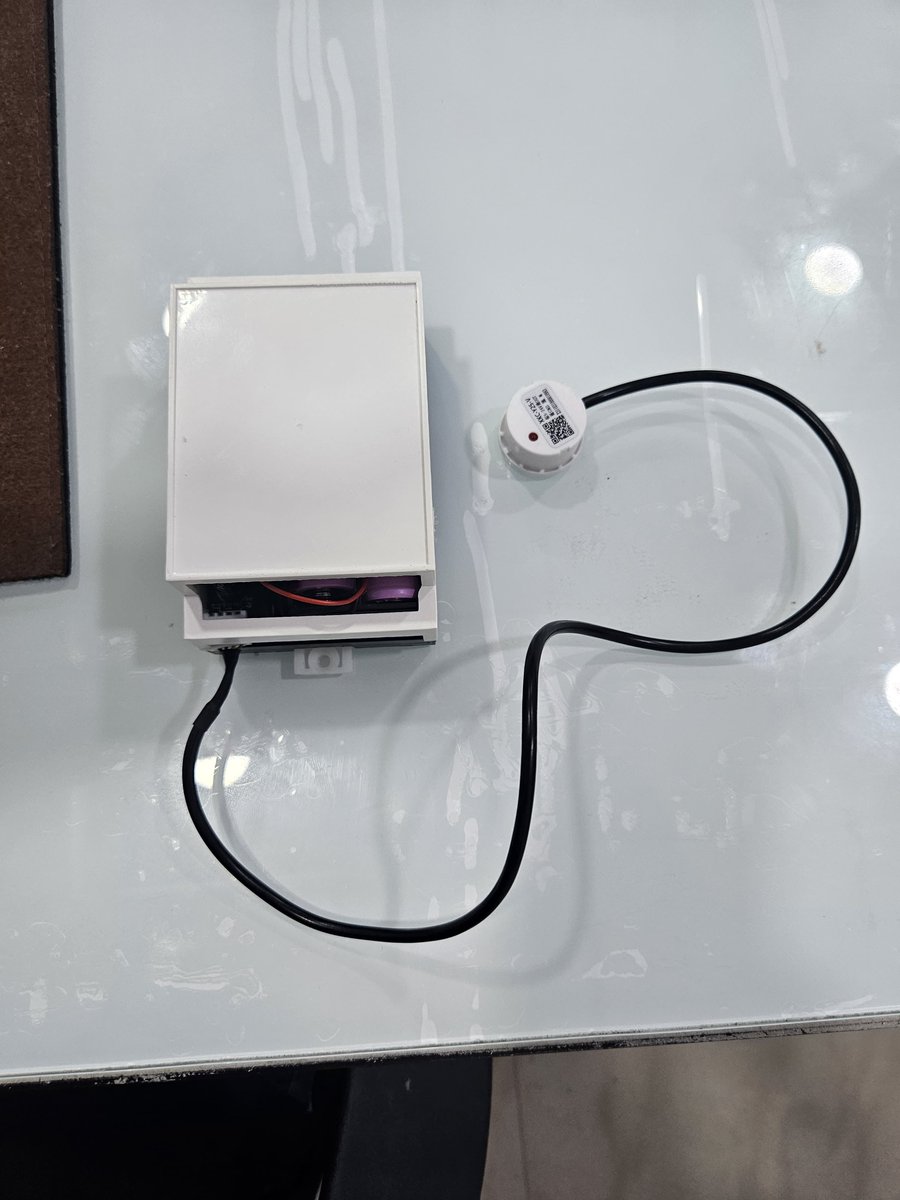 sharmashrey48's tweet photo. An IoT edge device to monitor the Oil Level at a specific point and send notifications accordingly. 

Features: 
1. Battery Based 
2. GSM Based 
3. Plug and Play Solution 
4. Instant Notification when the oil reaches at a desired level 

For plastic container only. 
#iot #smarden https://t.co/No3E3niI5C