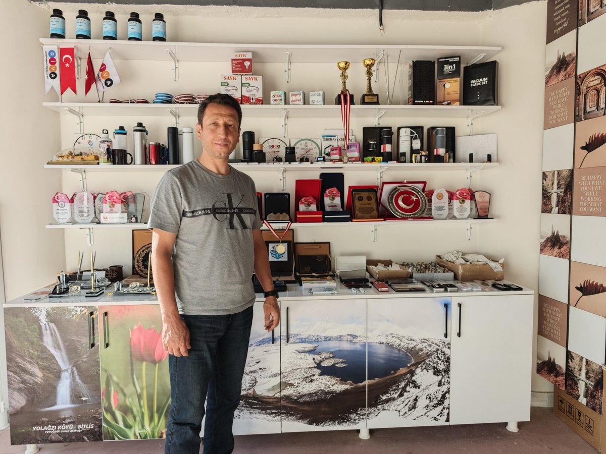 Değerli abim İsmail Araboğa'yı iş yerinde ziyaret ettim.Riva Promosyon ve Reklamcılık kendi alanında birçok ilke imza atmaya devam ediyor. İsmail Araboğa;dürüstlüğüyle güven, emeğiyle bereket, samimiyetiyle dostluk dağıtan güzel bir adam.

Rabbim hayırlı, kazançlar nasip etsin 🤲