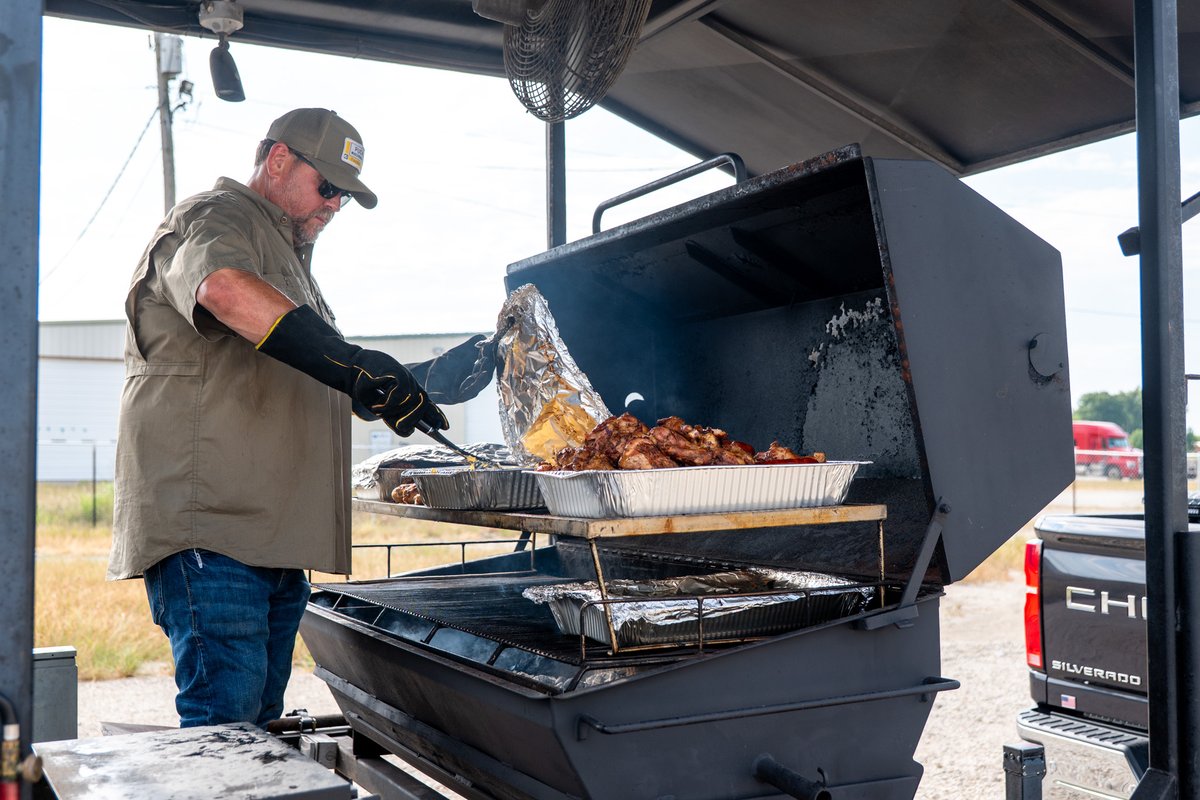 keyconstructors's tweet photo. At Key, we recognize the hard work each employee puts in every day. To show our appreciation, we planned a cookout for our West Memphis team!! It was a great time to remind everyone the mission we have as a company &amp; goals for our West Memphis project! 📷📷#dirtdawgs https://t.co/KFM3oOux6D