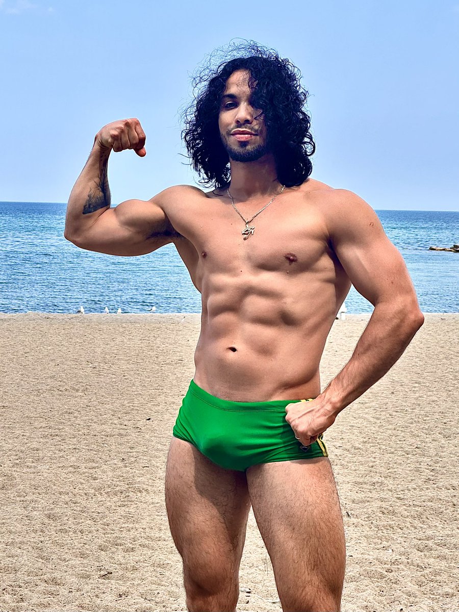 FavaFit's tweet photo. Frente o espalda… el ángulo siempre es bueno. 🔥📸 #BodyGoals #FitLatino #BeachVibes #SummerPhysique #StrongIsSexy #VShape #FitnessAesthetic #DisciplineLooksGood #MensPhysique #LatinoPower #AlphaEnergy #GymLife #BeachBody https://t.co/KUXf71h4YR