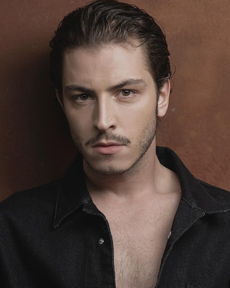 Boran Kuzum, Dan Levy'nin Netflix'te yayınlanacak yeni dizisi Big Mistakes'in kadrosuna dahil oldu.