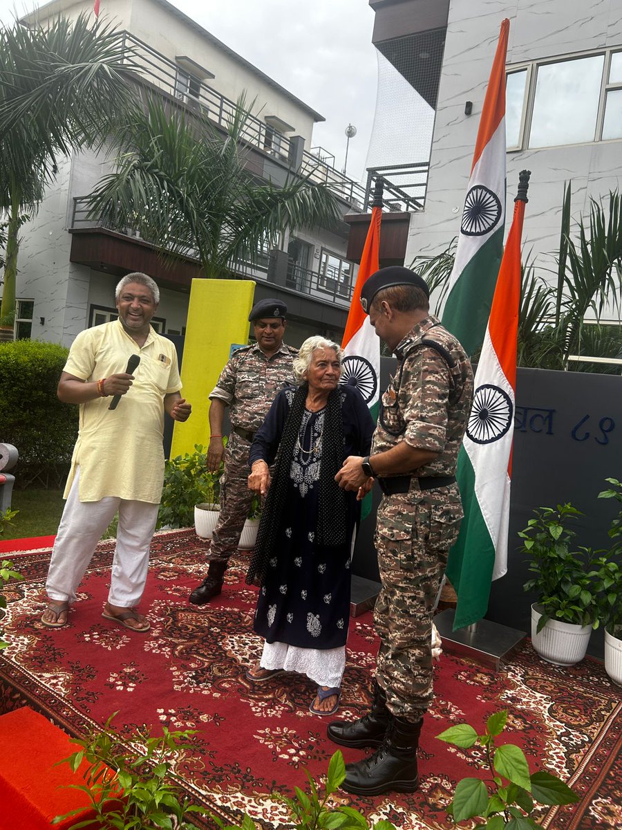 crpfindia's tweet photo. Patriotism and compassion

Troopers of 89 Battalion #CRPF visited the Bala Jee Old Age Home in Bawana (Delhi)today as part of the "Har Ghar Tiranga" campaign.
Troopers interacted warmly with the elderly residents, receiving their blessings and sharing moments of joy. The tricolor was proudly displayed. The initiative blending duty with humanity, showcased the CRPF’s commitment to community welfare. It was truly a memorable and meaningful celebration of freedom.

#NationFirst
@gpsinghips
@igpnscrpf
@Crpf89bn