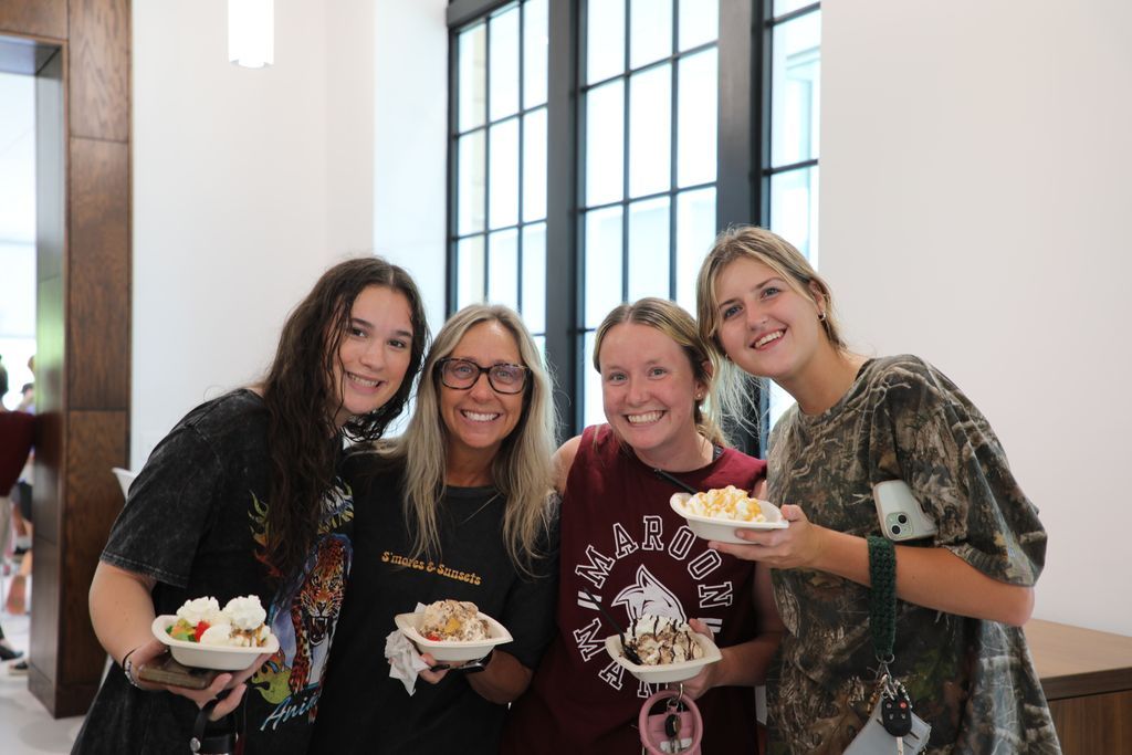 CofOHardWorkU's tweet photo. We wrapped up our 12-week Summer Work Program with Sundae on Monday! 🍨 Faculty and staff served sweet treats to thank students for their dedication and hard work this summer! #HardWorkU https://t.co/g9B2p8l5fn