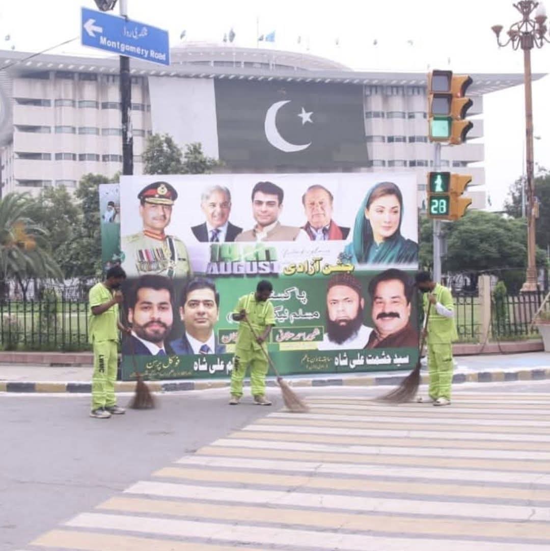 khankicheeti1's tweet photo. 14اگست کے حوالے سے لگائی گی 
اس گروپ تصویرمیں قائداعظم اور علامہ اقبال کی تصویر ڈھونڈنے والے کو انعام میں "بلیو ٹِک"لے کر دوں گی https://t.co/5dUPrKcrf4