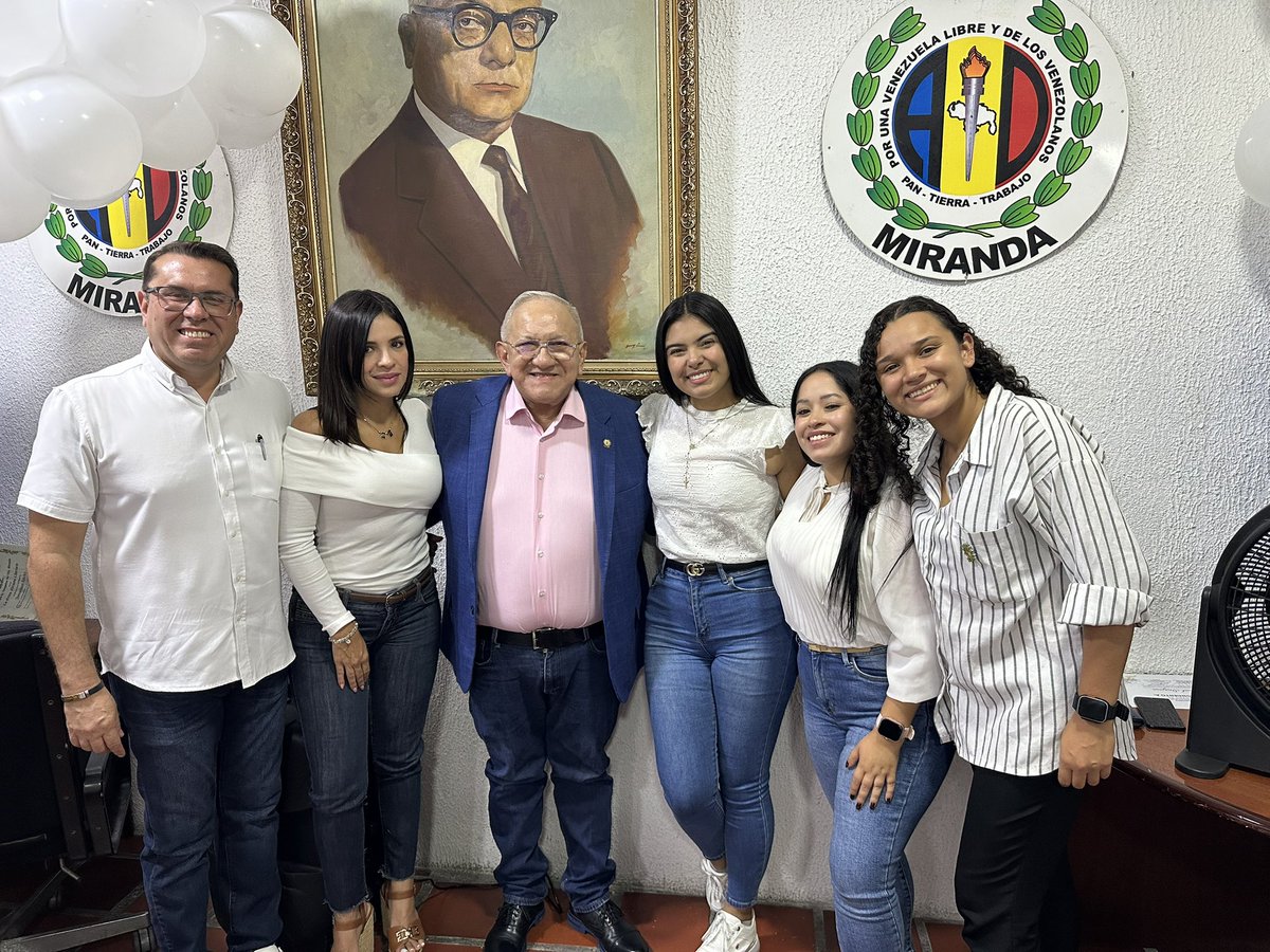 Hoy tuve el honor de compartir un importante encuentro con los concejales ADecos de la seccional Miranda, hombres y mujeres que con dedicación y compromiso representan los valores de nuestro partido en cada municipio.

Este triunfo nos enorgullece, no solo porque confirma que la