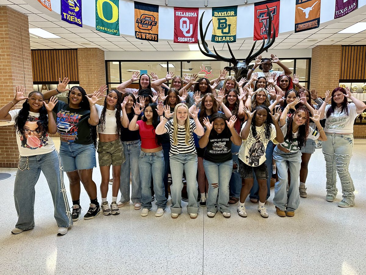 Lady Elks looking sharp on the first day of school!! 🤩❤️🦌