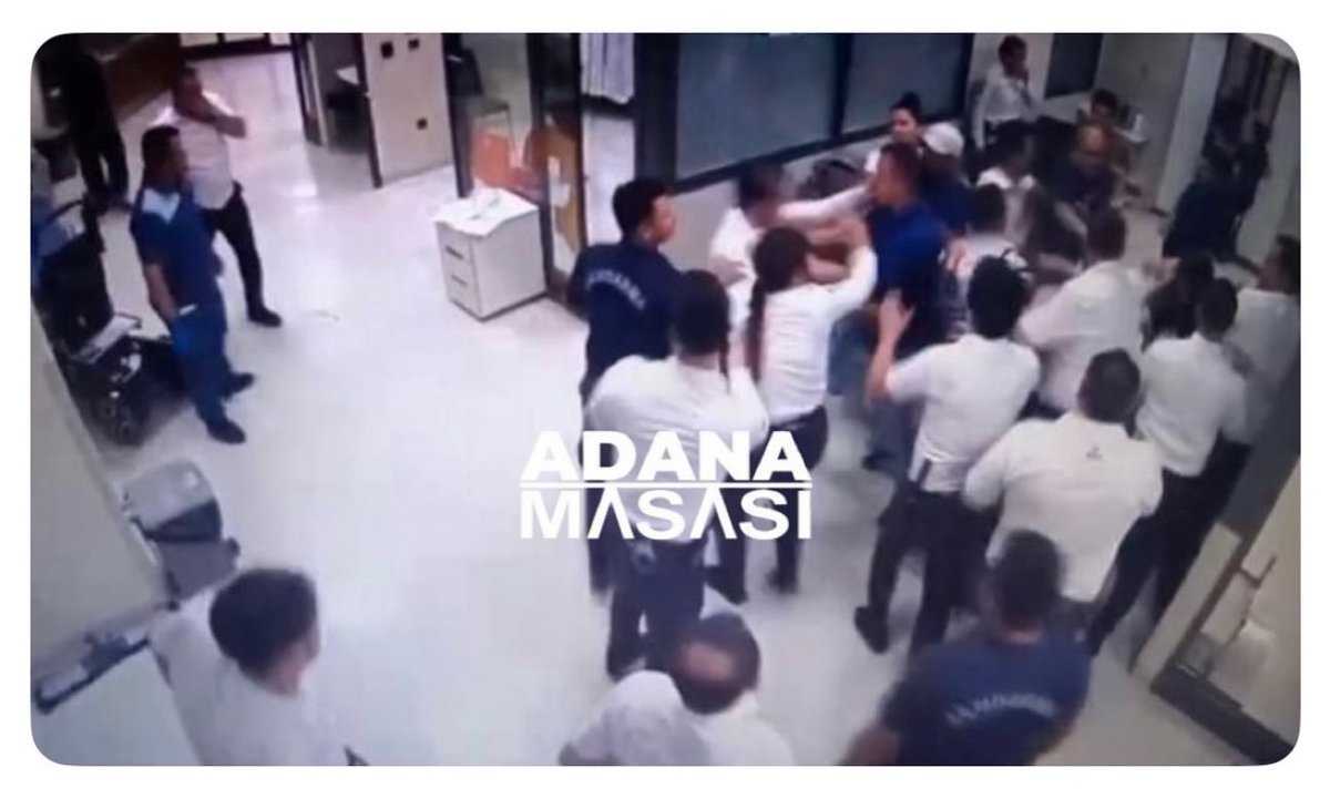 📍Adana Şehir Hastanesi’nde
5 güvenlik görevlisi, 2 hekim ve 2 hemşire hasta yakınlarının saldırısına uğradı.

Yaklaşık 20 kişilik grup, yoğun bakım önüne girerek sağlık çalışanlarına saldırdı.
Yaralanan arkadaşlarımız darp raporu aldı.

Saldırganlar ifadelerinin ardından SERBEST