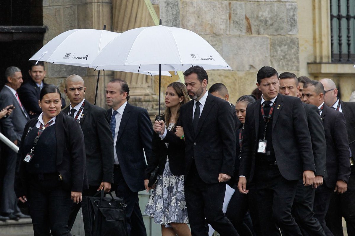 #AdiósMiguel | ⚫️ En imágenes: Plaza de Bolívar durante las honras fúnebres de Miguel Uribe Turbay.

Fotos de Camila Díaz - La FM.