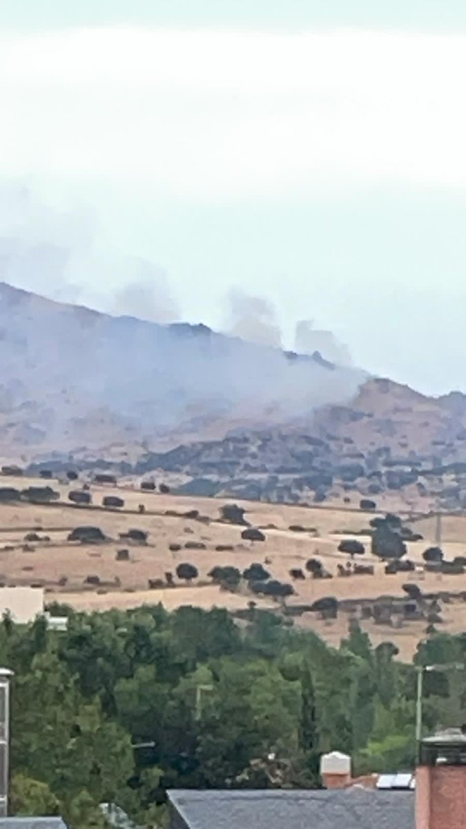 ATENCIÓN: Declarado incendio de pastos en la ladera sur del Pico San Pedro de #ColmenarViejo. Se recomienda no acudir a la zona y evitar circular por la M625 carretera a Guadalix  para dejar paso a los servicios de emergencia .