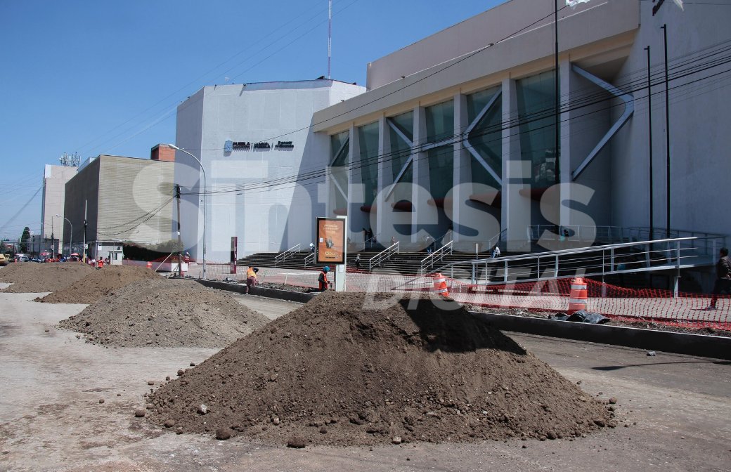 sintesisweb's tweet photo. 🚧Trabajos de pavimentación y remodelación de la calle 11 Oriente, a la altura de la Secretaría de Finanzas. 

📸@FotoSintesisOB https://t.co/AESovM0glm