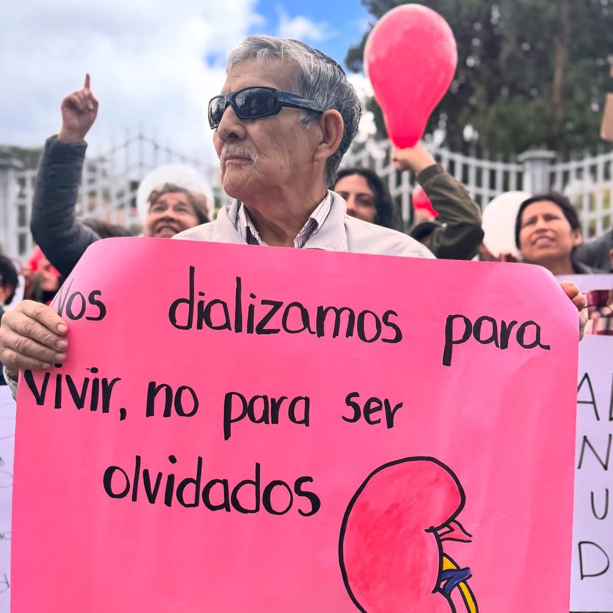 ecuainm_oficial's tweet photo. ‼️#URGENTE
Pacientes con insuficiencia renal crónica se concentran en los exteriores de la Coordinación Zonal 7 del Ministerio de @Salud_Ec, de la ciudad de #Loja, denuncian la falta de recursos del Gobierno Nacional para los tratamientos de diálisis.
▶️ @infolojaec https://t.co/KajZqTIKxx