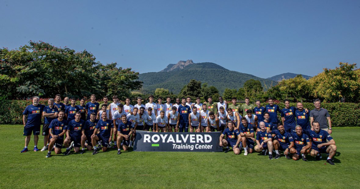delas7's tweet photo. Pretemporada terminada, empieza la liga. Con muchas ganas e ilusión 🧡🖤🦇⚽️ https://t.co/1UAhA1Rl7w