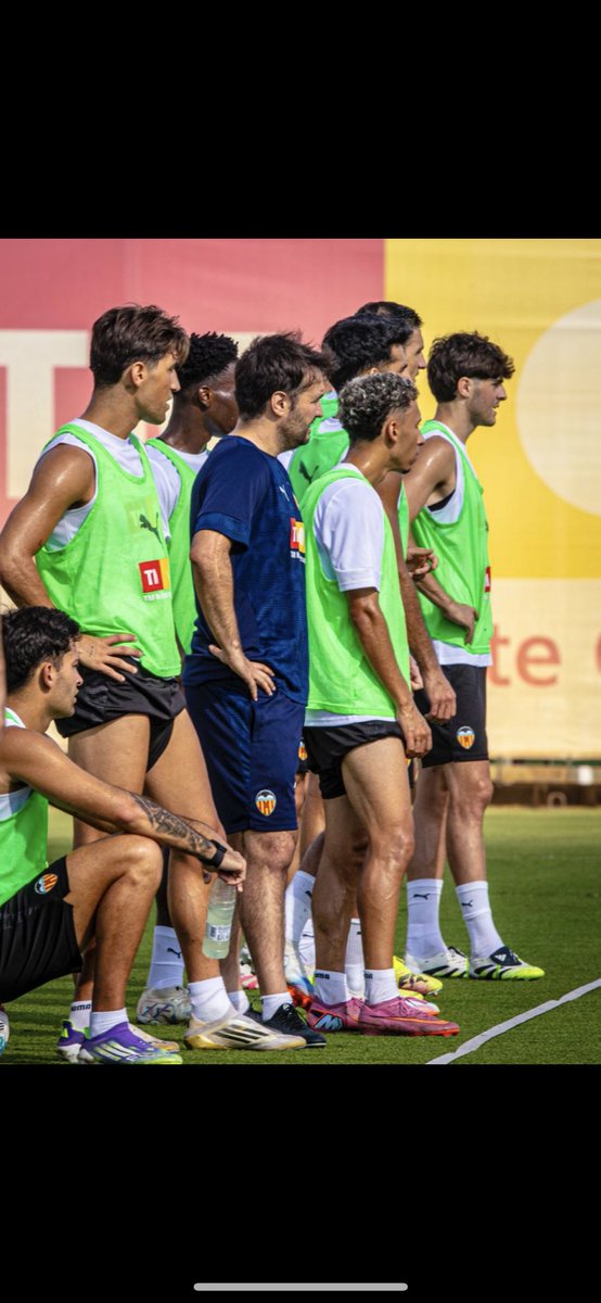 delas7's tweet photo. Pretemporada terminada, empieza la liga. Con muchas ganas e ilusión 🧡🖤🦇⚽️ https://t.co/1UAhA1Rl7w