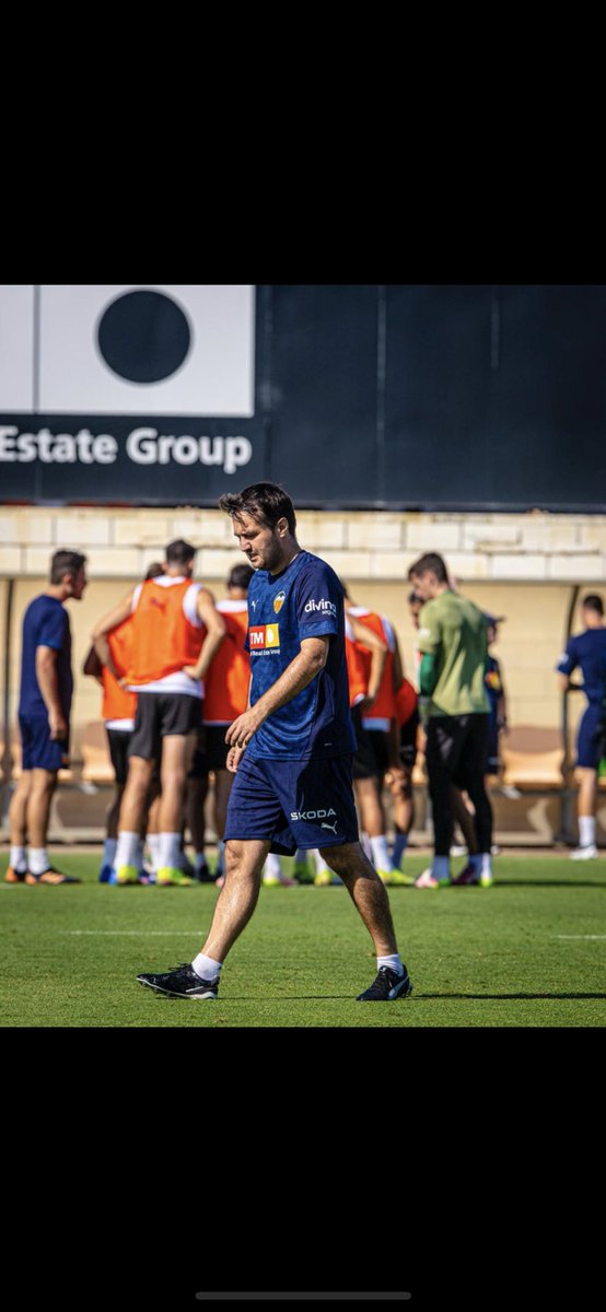 delas7's tweet photo. Pretemporada terminada, empieza la liga. Con muchas ganas e ilusión 🧡🖤🦇⚽️ https://t.co/1UAhA1Rl7w