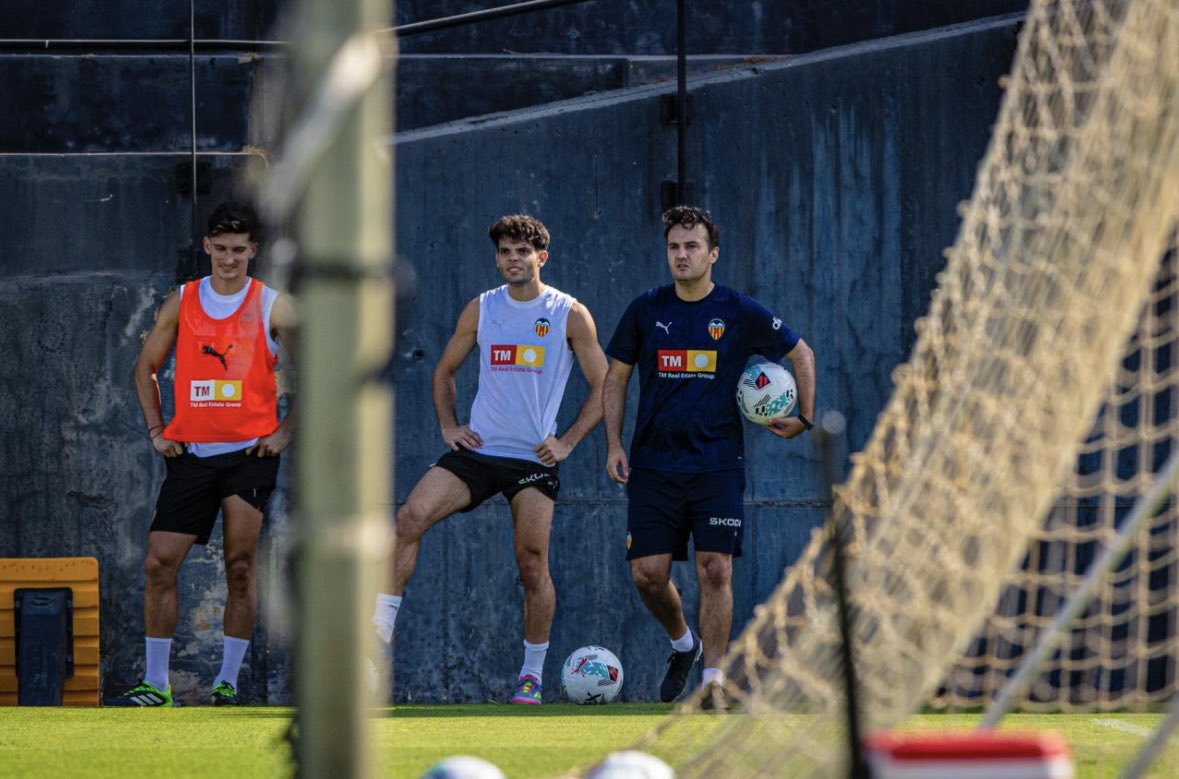delas7's tweet photo. Pretemporada terminada, empieza la liga. Con muchas ganas e ilusión 🧡🖤🦇⚽️ https://t.co/1UAhA1Rl7w