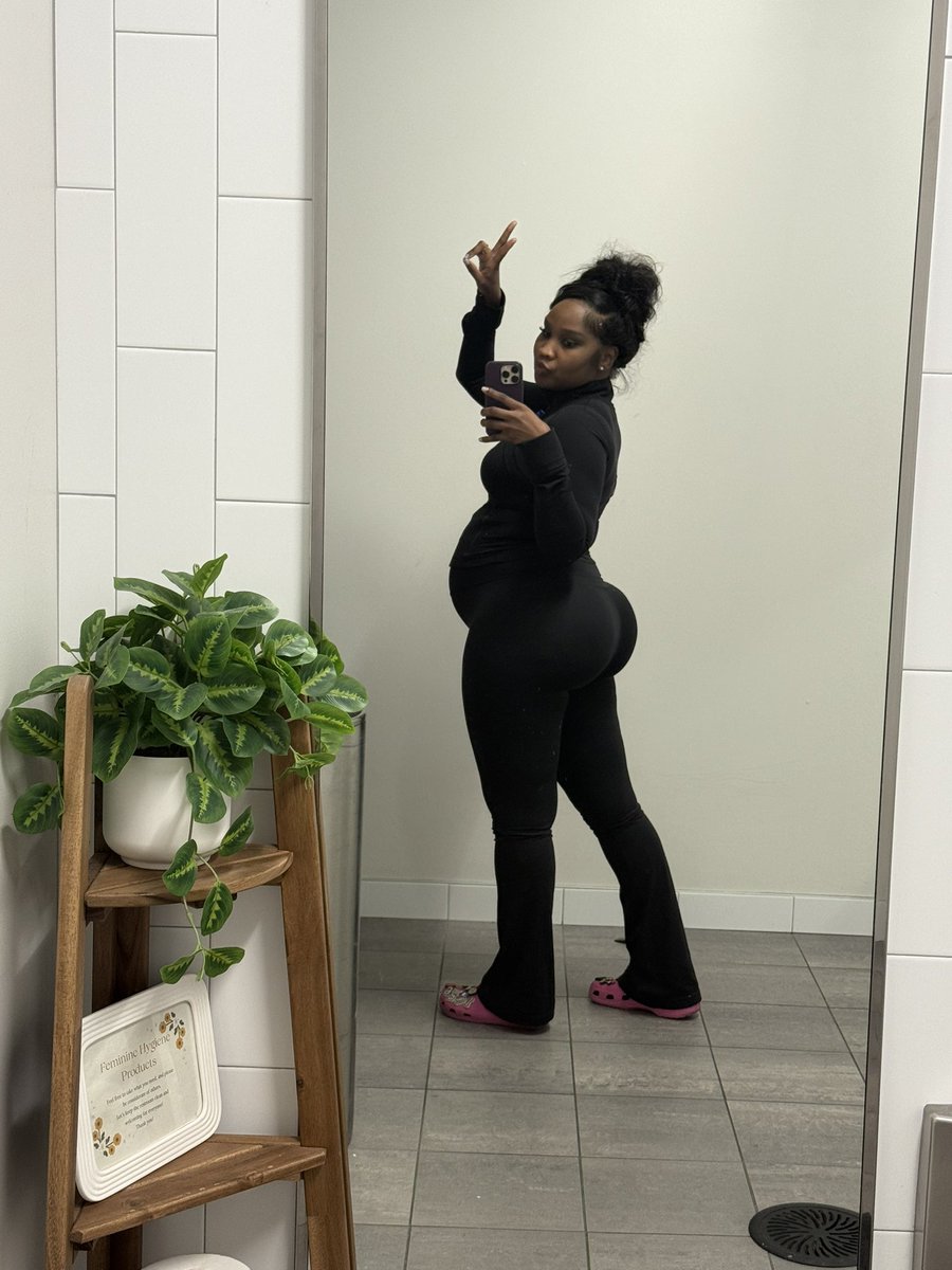 Chinkyface_'s tweet photo. Working out before my pregnancy has done my body so good… this 183 lbs right here 🥹🫢🖤 https://t.co/QkEmDDVrac