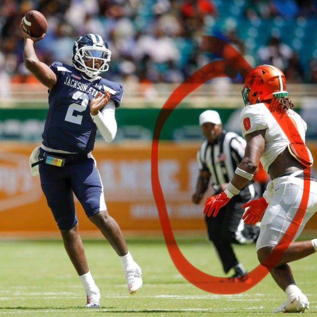 SheLoves_Thee's tweet photo. For those of you that would like to see Shedeur Sanders in his Jackson State uniform vs FAMU with that NFL ref here you go😊😊 #TheeILove https://t.co/4l0NxPqsKX