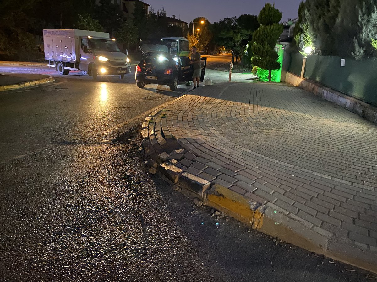 MerveSissli's tweet photo. @basiskelebel  lastik patladı bu sorun yüzünden ve ilk de değilmişiz nasıl telafi edersiniz  5aylık bebeğimizle yolda kaldık gece vakti https://t.co/xm7pT81JZ8