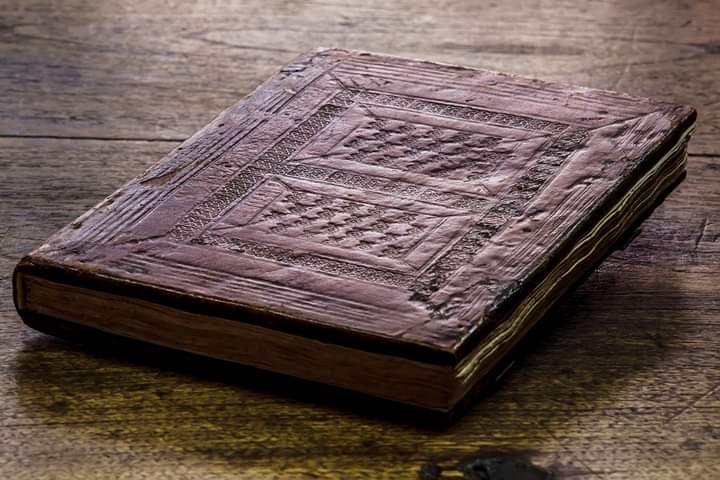 CMedievales's tweet photo. El libro impreso en España más antiguo conocido es el #Sinodal de Aguilafuentes. Se conserva en el #Archivo de la catedral de Segovia. Fue impreso en lengua española en 1472 por el impresor Juan Parix y por orden del obispo de Segovia Juan Arias Dávila. https://t.co/1eUb1hDlbS