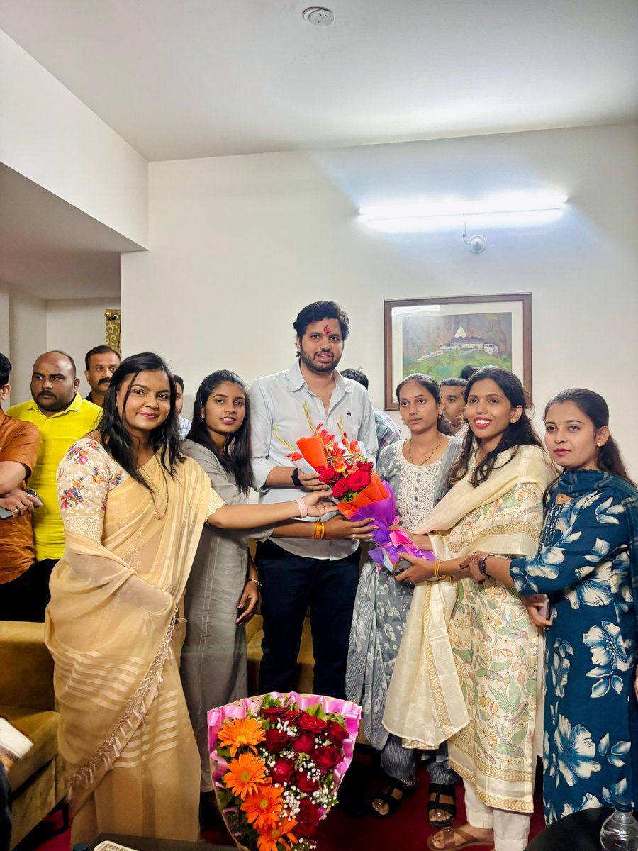 shraddha_narode's tweet photo. युवानेते, शिवसेना तथा युवासेना सचिव मा.आमदार वरुणजी सरदेसाई  साहेब यांचा सत्कार करताना सर्व युवती पदाधिकारी नाशिक जिल्हा 🚩
@SardesaiVarun
@ShivSenaUBT_ @AUThackeray
.

.

#shivsena🚩 #varunsardesai #maharashtrapolitics #viral https://t.co/ss3dvUmCo5