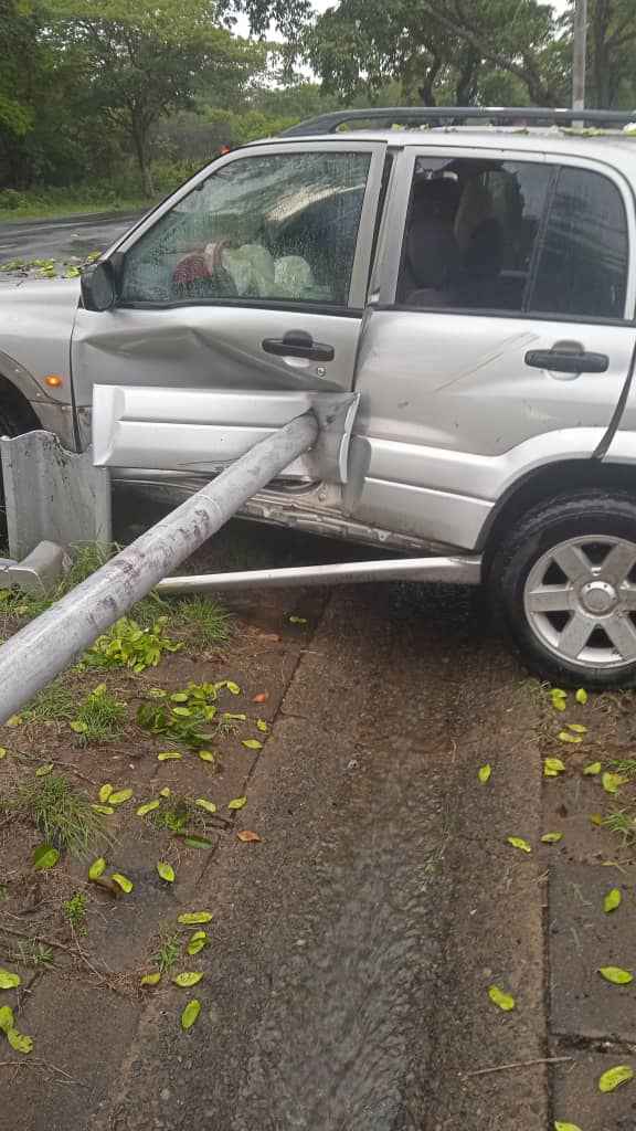 #Accidentevial El profesor <a href="/elvismartinez25/">Elvis Martinez @Elvismartinez25</a> y el médico de <a href="/MinerosGuayana/">Mineros de Guayana</a> sufrieron un accidente vial cuando se dirigían al entrenamiento. Esperemos que haya sido solo un susto, aunque están hospitalizados. <a href="/CorreodelCaroni/">Correo del Caroní</a> <a href="/TRKSports/">TRK Sports</a> <a href="/Balonazos/">BALONAZOS / Desde 2003</a>