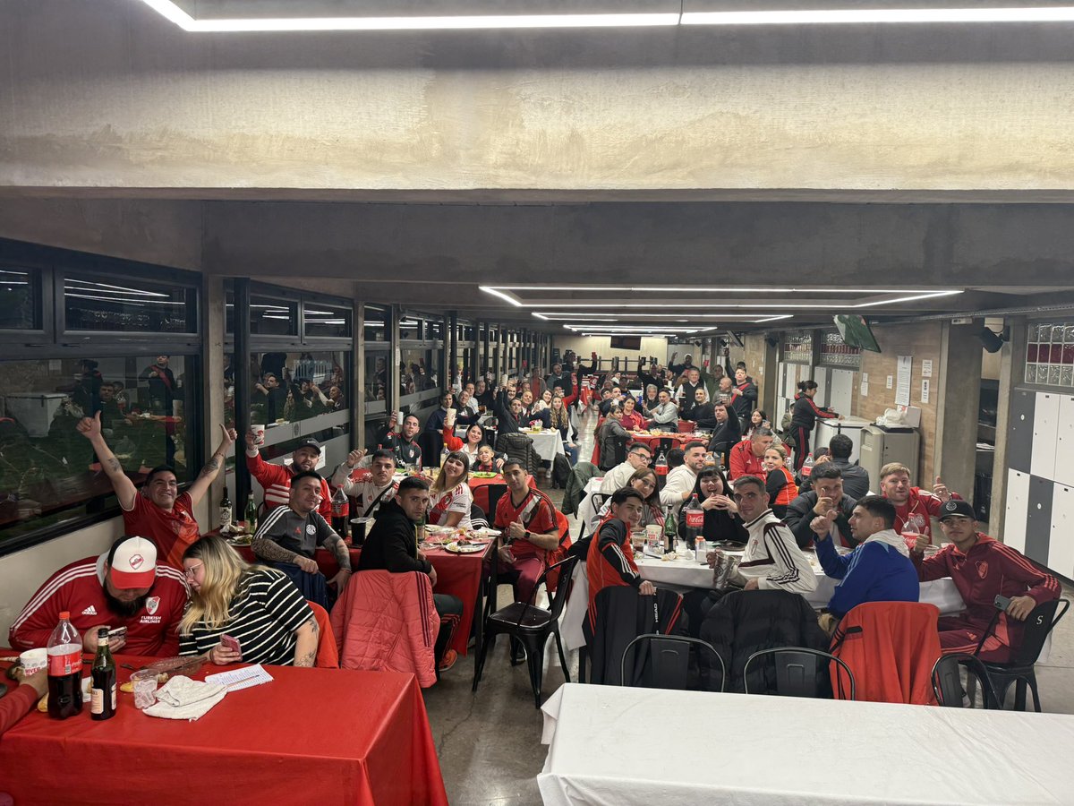 PabloLunati22's tweet photo. Qué día metimos ayer ! GRACIAS. No nos subestimen, no nos menosprecien, no hablen Estupideces, mírense hacia adentro, hay que estar en todos los detalles, hay que ser y parecer hinchas de RIVER de toda la vida, nunca hubiésemos lanzado una campaña un día 12 !!!!!. Les aconsejo a todos nuestro rivales políticos que se miren hacia adentro. Estamos muy bien !!! A ustedes los quiero !