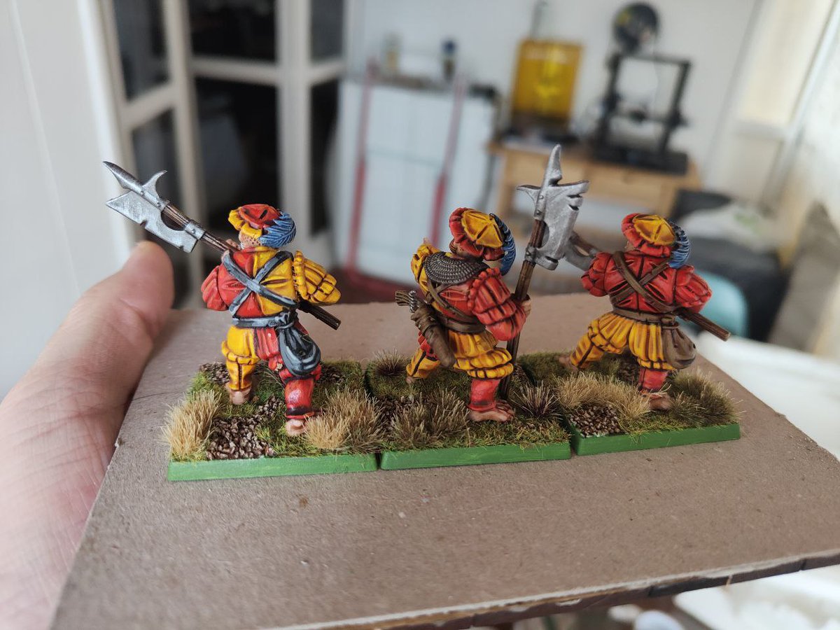 3 Ironguts from Talabecland finished. Very fast and easy to paint compared with the Halflings, but they are still attractive and funny to pains, although it is true that compared to the rest of the ogres in my army with more "personality" they are a bit "flat".