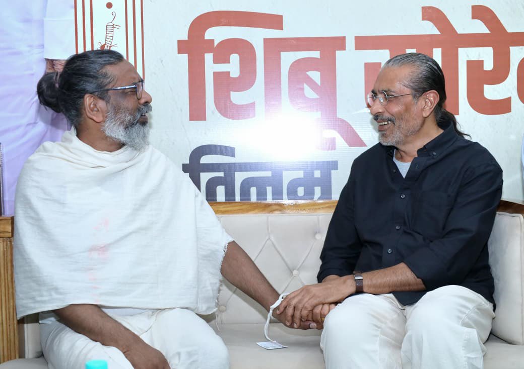 JharkhandCMO's tweet photo. मुख्यमंत्री श्री @HemantSorenJMM से आज नेमरा, रामगढ़ स्थित पैतृक गांव में फिल्म निर्माता/ निर्देशक श्री प्रकाश झा ने मुलाकात कर दिशोम गुरु शिबू सोरेन जी की तस्वीर पर पुष्प अर्पित कर उन्हें भावभीनी श्रद्धांजलि दी। https://t.co/80lZOw7SAD
