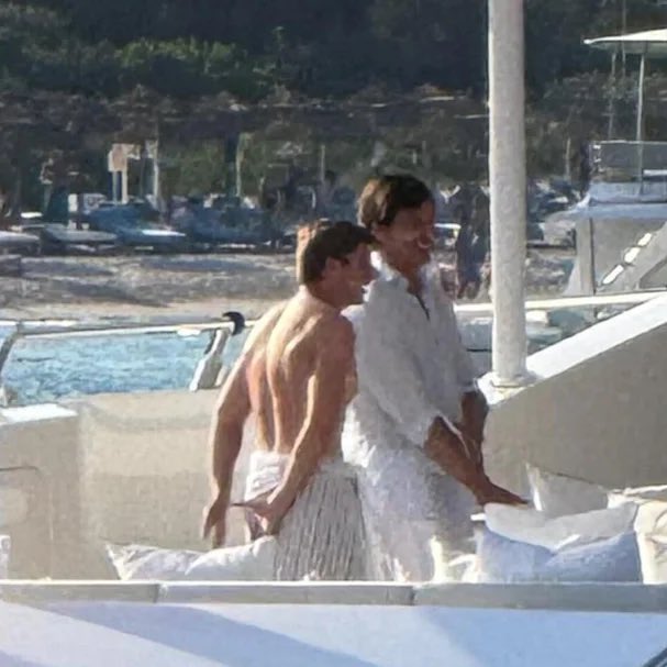 If you told me I’d see MAX HALF NAKED with TOTO on HIS YACHT I would’ve laughed in your face because??!?!?!?
