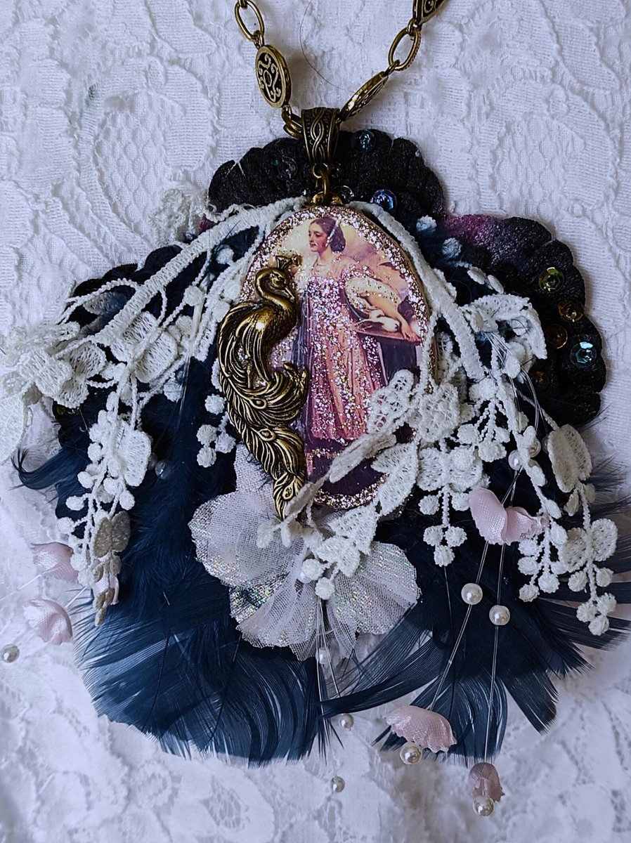 Collier plastron baroque mythologie grecque, la déesse Héra épouse de Zeus dans les jardins du mont Olympe avec ses paons etsy.me/46UQmYB via <a href="/Etsy/">Etsy</a> 
frenchjewelryvintage.etsy.com/listing/176383…