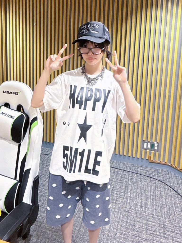 あのちゃんも着てくれている H4PPY 5M1LEの白Tシャツは残り4枚になり