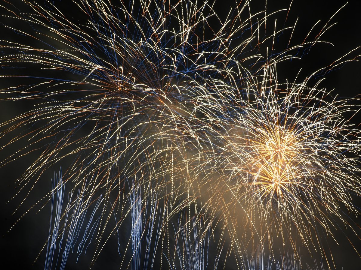 花火をファインダー越しで見るおじさんしてきた！
なんか花火の線がビヨビヨ揺れてたり、ツブツブツだったり、、、
綺麗じゃない！