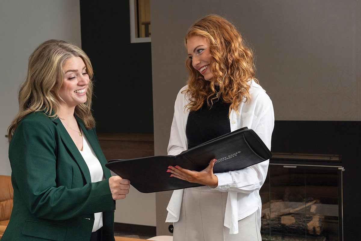 WrightStateNews's tweet photo. Finding a career path or job and internship opportunities can be daunting for students, but Wright State’s new Career Hub will help students and alumni in their journey toward a rewarding future in their field. 🔗 https://t.co/4cY6o0zmFH https://t.co/6mW0DiZhXQ
