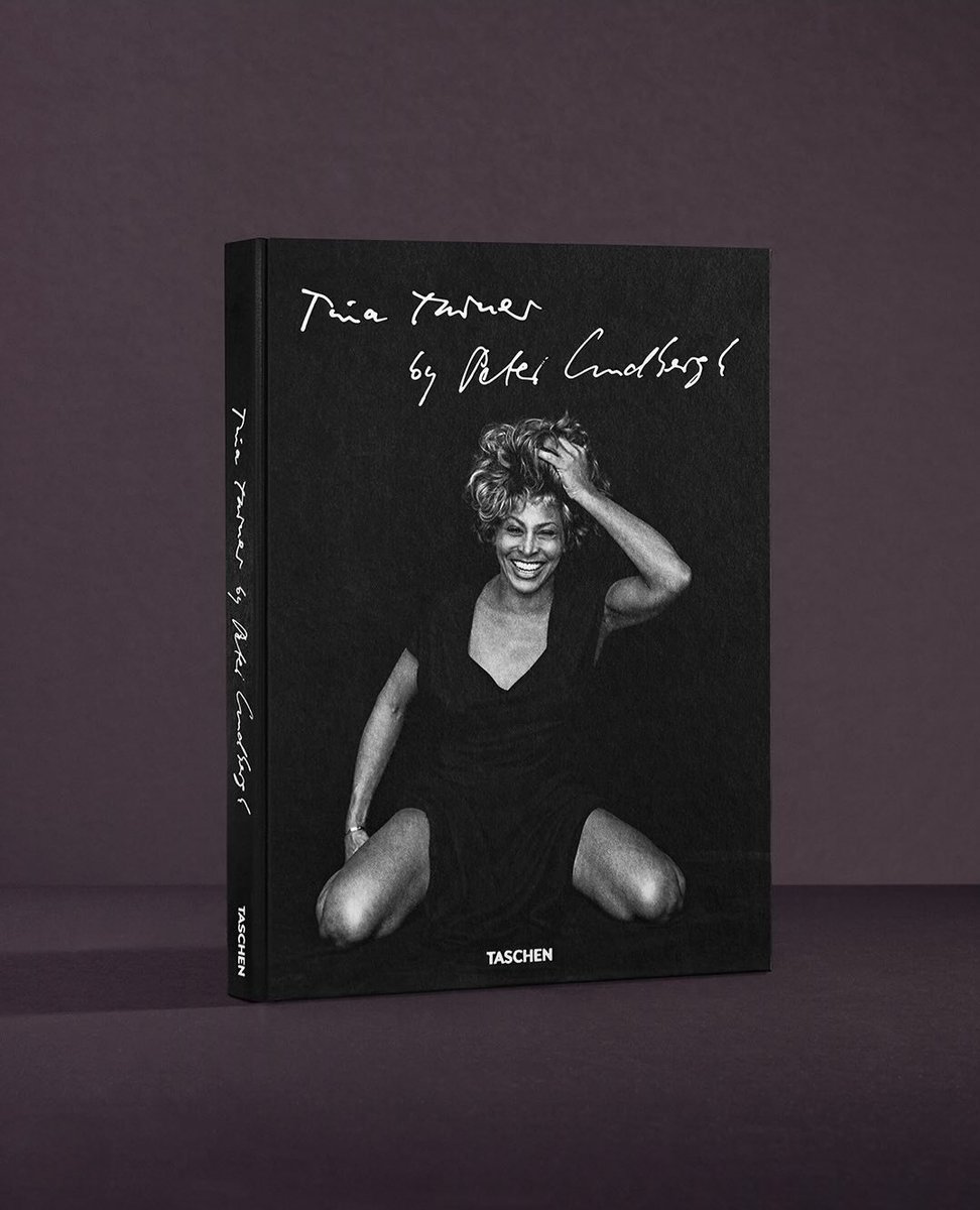 ✍️ Peter Lindbergh capturó la energía radiante de Tina Turner con una sensibilidad excepcional y una comprensión impecable de la composición dramática. Su obra muestra a Tina en toda su complejidad, fusionando su espíritu feroz con momentos más tranquilos y reflexivos.