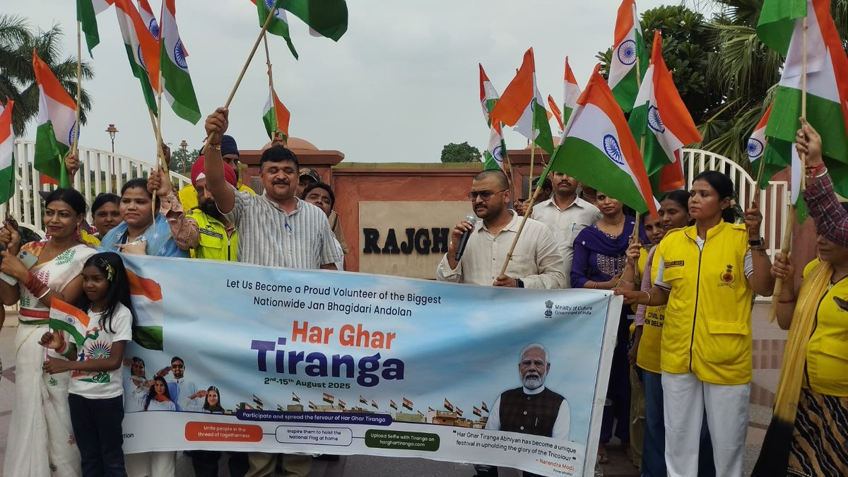 DMCentralDelhi's tweet photo. #TirangaRally organised from Daryaganj Market to Rajghat. The event has been participated by the general public and office staff in presence of ADM and DM Central #HarGharTiranga #IndependenceDay2025 https://t.co/9fiQxtUjpI