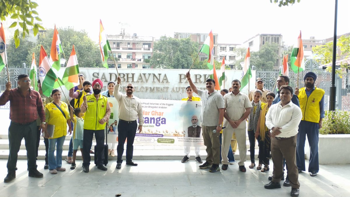 DMCentralDelhi's tweet photo. #TirangaRally organised from Daryaganj Market to Rajghat. The event has been participated by the general public and office staff in presence of ADM and DM Central #HarGharTiranga #IndependenceDay2025 https://t.co/9fiQxtUjpI