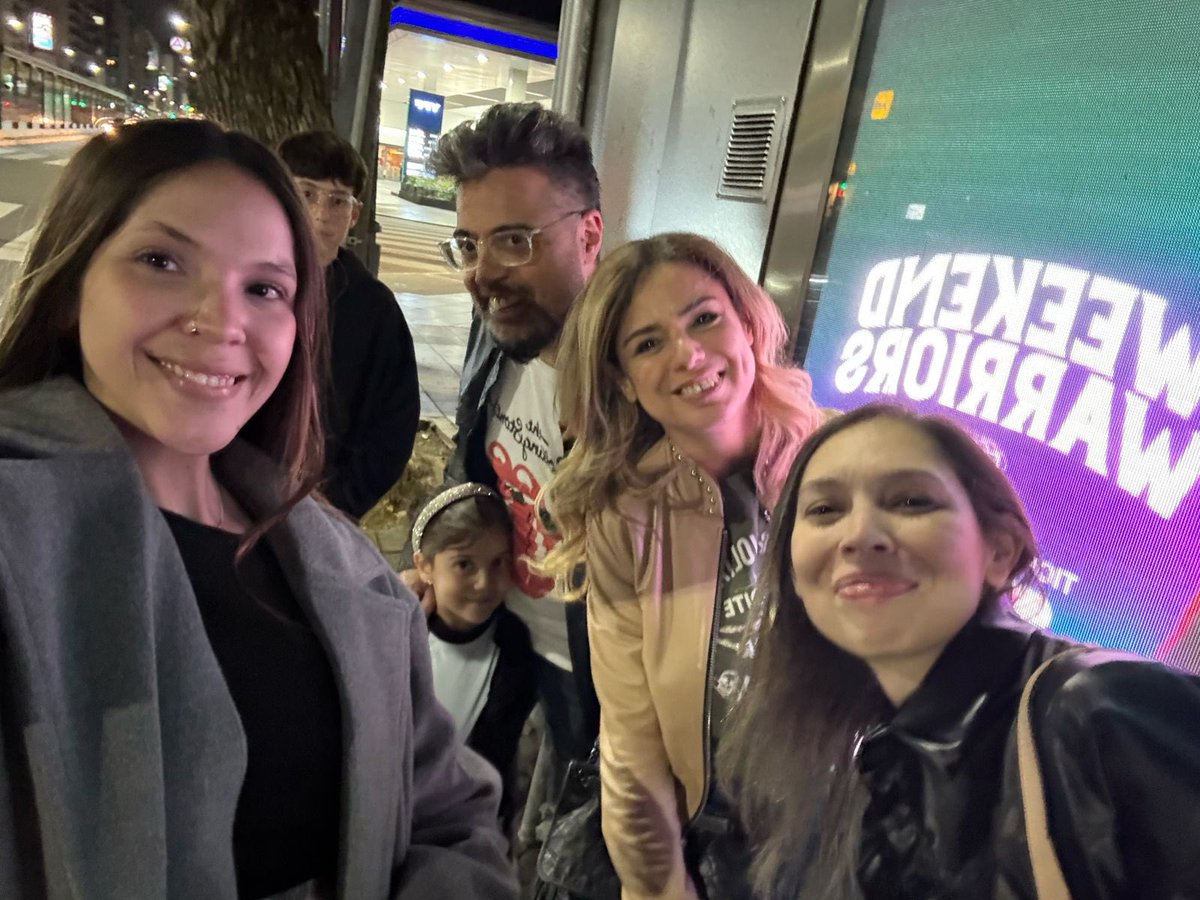FerPrez's tweet photo. Pero yo tengo una foto con Nina Barbano 👧🏻 y Su Flia. 🥹 https://t.co/qEpAjvkRjd