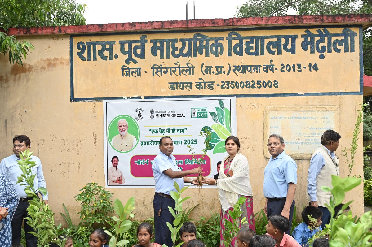 NCL_SINGRAULI's tweet photo. 🌱 “एक पेड़ माँ के नाम” 🌿

एनसीएल ने शासकीय पूर्व माध्यमिक विद्यालय, मेढ़ौली में विद्यार्थियों एवं शिक्षकों को पौधे वितरित कर हरियाली और पर्यावरण संरक्षण का दिया संदेश ......

#MyNCL #CoalIndia #EkPedMaaKeNaamAbhiyaan #Plantation #PlantDistribution #ekpedmaakenaam https://t.co/nGLHMMOrcV