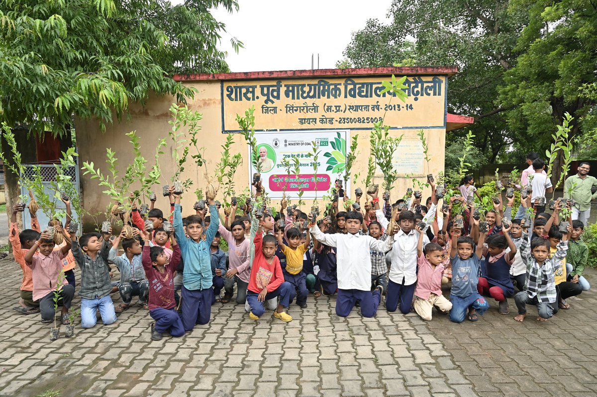 NCL_SINGRAULI's tweet photo. 🌱 “एक पेड़ माँ के नाम” 🌿

एनसीएल ने शासकीय पूर्व माध्यमिक विद्यालय, मेढ़ौली में विद्यार्थियों एवं शिक्षकों को पौधे वितरित कर हरियाली और पर्यावरण संरक्षण का दिया संदेश ......

#MyNCL #CoalIndia #EkPedMaaKeNaamAbhiyaan #Plantation #PlantDistribution #ekpedmaakenaam https://t.co/nGLHMMOrcV
