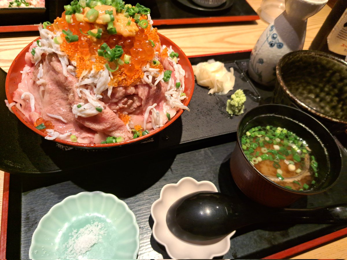 二郎系海鮮肉丼だった