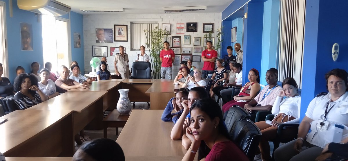 🔥 #100AñosConFidel | El colectivo de <a href="/AduanaJM/">Aduana Aeropuerto Internacional José Martí</a> rinde homenaje al Comandante en su 99° cumpleaños.  
Reafirmamos el compromiso con sus ideales: defender la soberanía de #Cuba y continuar su obra revolucionaria. ¡Fidel sigue guiando nuestro camino!  
#AduanadeCuba